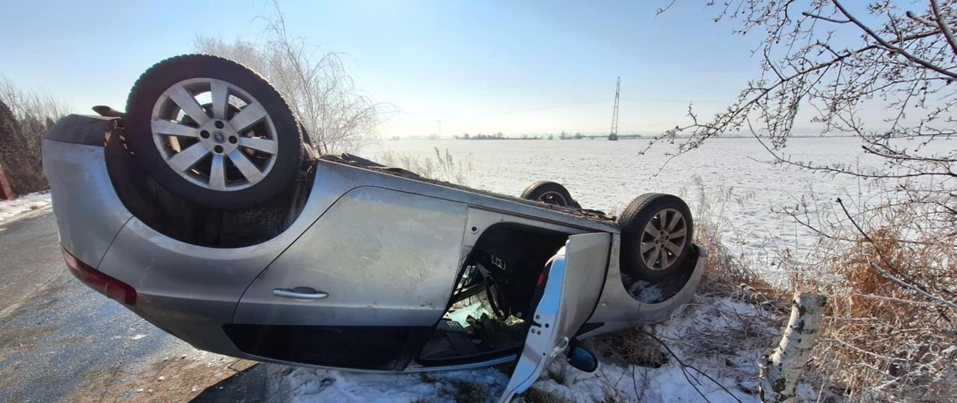 Samochód po dachowaniu na poboczu