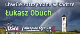 Plakat informujący o wystawie fotograficznej Łukasza Obucha. Tłem plakatu jest zdjęcie na którym przy drodze stoi biała kapliczka wśród zielonych traw i na tle zachmurzonego nieba z tęczą. Na plakacie są też informacje o wystawie.
