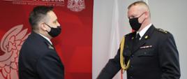 Komendant Wojewódzki st. bryg. Krzysztof Kędryk wraz z odchodzącym za zaopatrzenie emerytalne Zastępcą Komendanta PSP w Kluczborku st. kpt. Sebastianem Jantosem