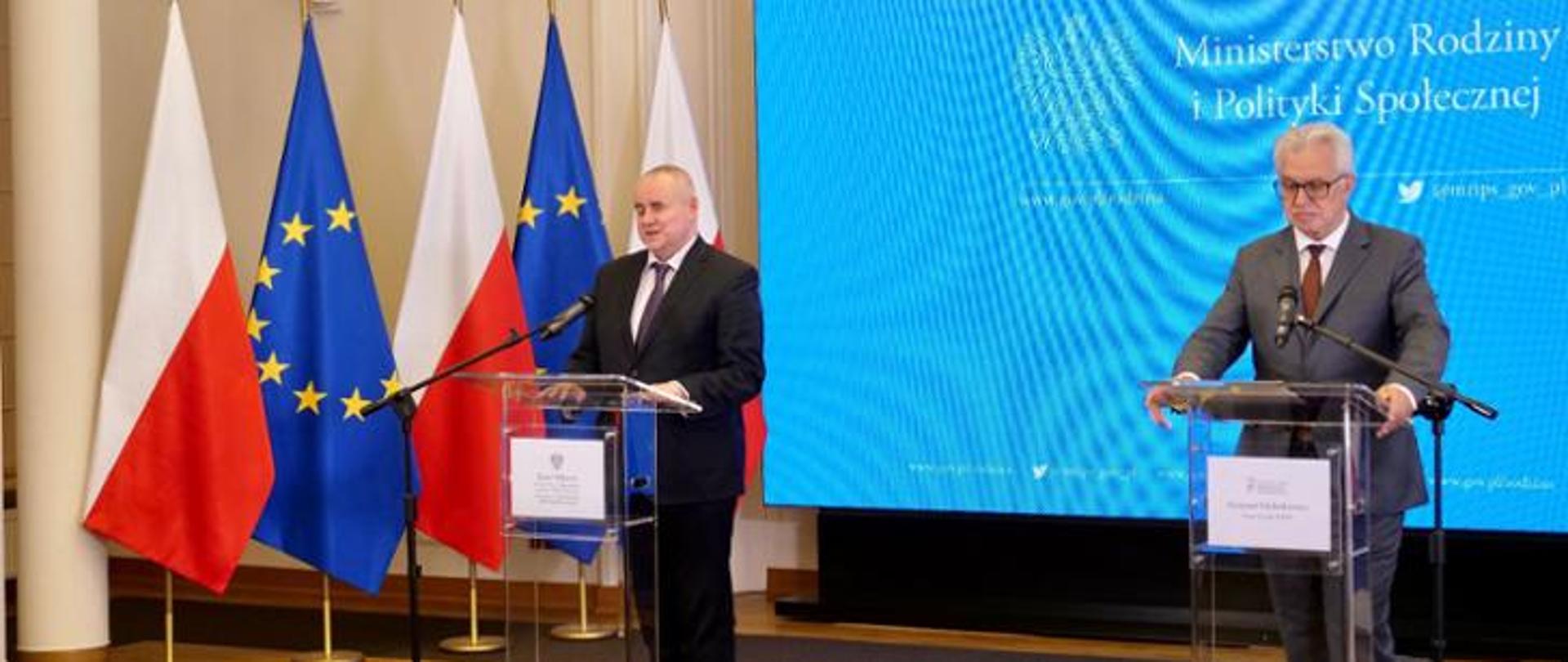 Dwóch mężczyzn stojących przed mównicami