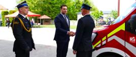 Pan Adam Nowak i Pan Mariusz Wojcieszko gratulują przedstawicielom jednostek, które otrzymały pojazdy