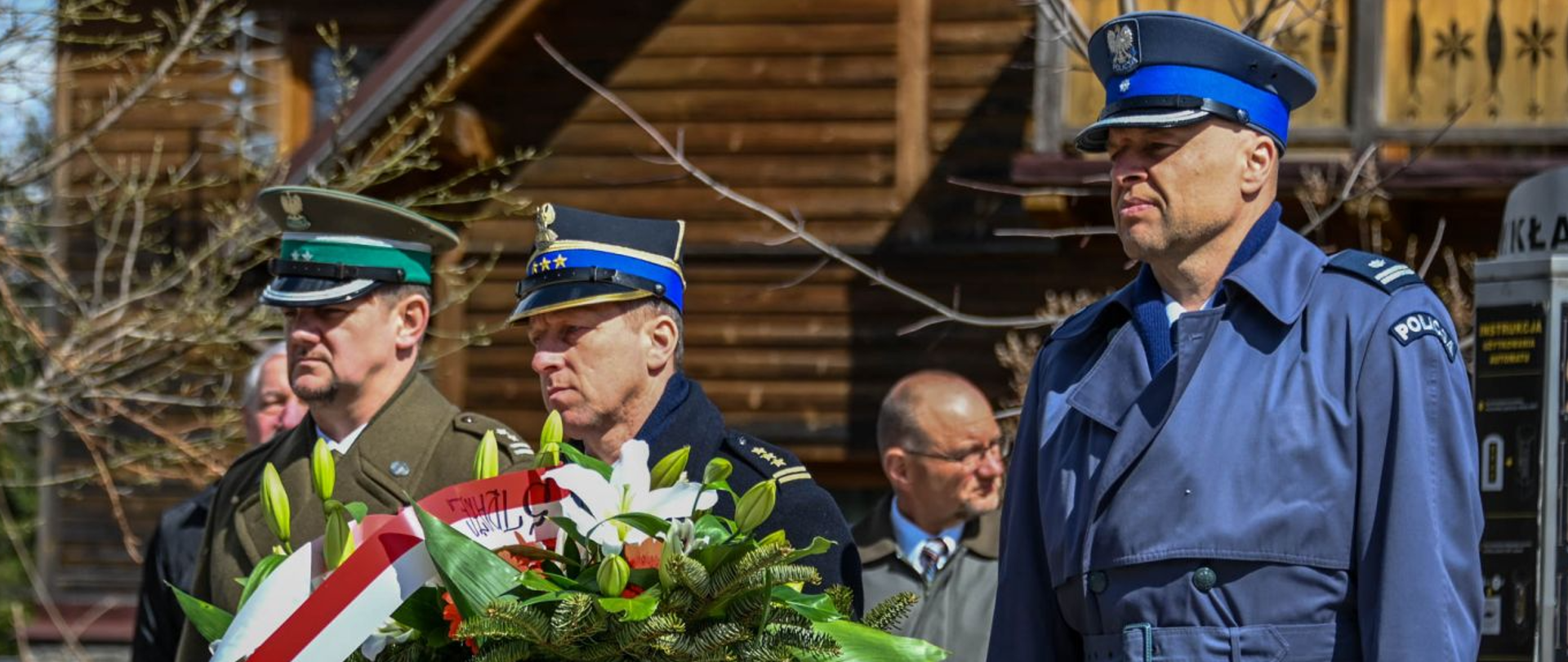 st. bryg. Grzegorz Worwa Komendant Powiatowy Państwowej Straży Pożarnej w Zakopanem składający kwiaty pod pomnikiem "Golgota Wschodu"