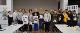 Zdjęcie grupowe uczniów biorących udział w turnieju i członków komisji