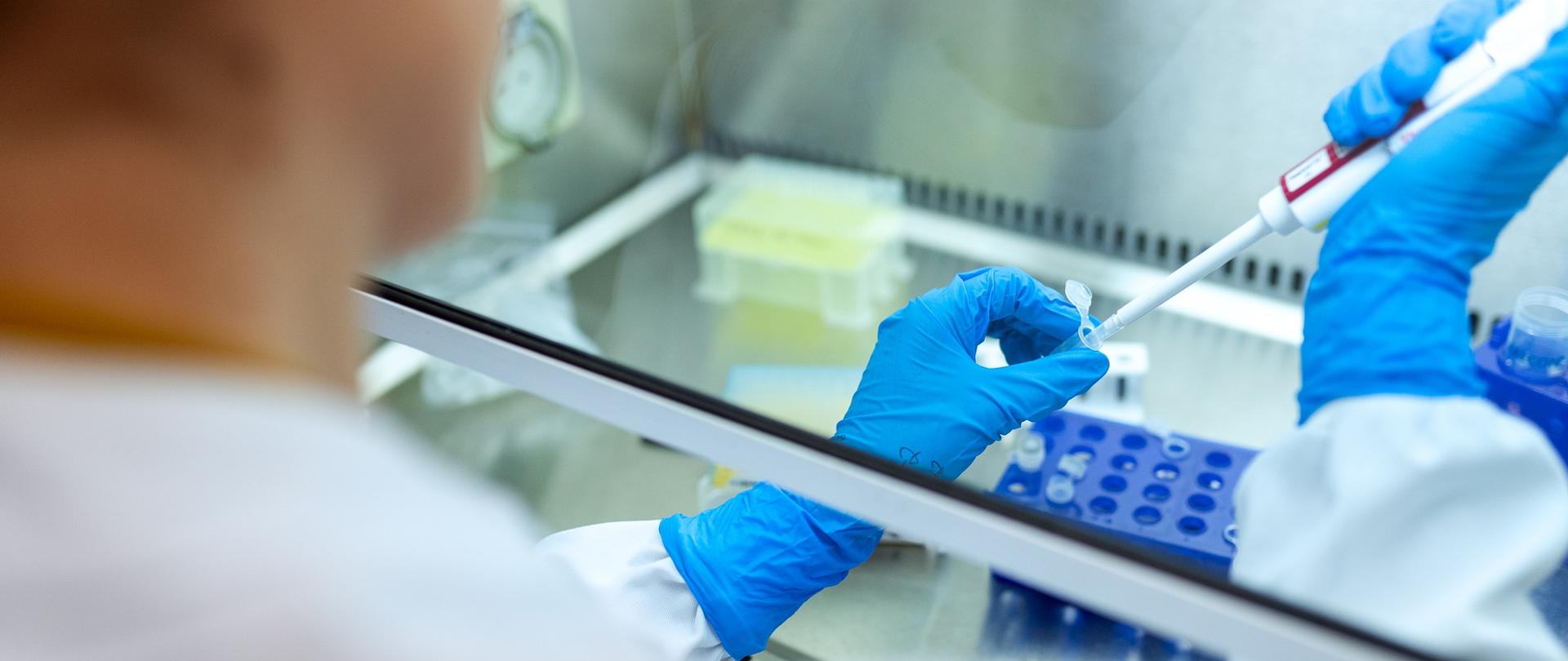 Laborant podczas badania próbek.