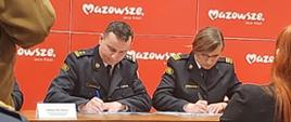 Podpisywanie umów przez Komendanta Powiatowego PSP w Ciechanowie oraz Główną Księgową