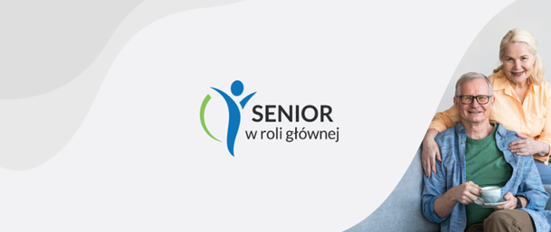 Baner z napisem "Senior w roli głównej" przedstawiający logo z sylwetką człowieka oraz starszą parę - kobietę i mężczyznę siedzących razem i pijących herbatę.