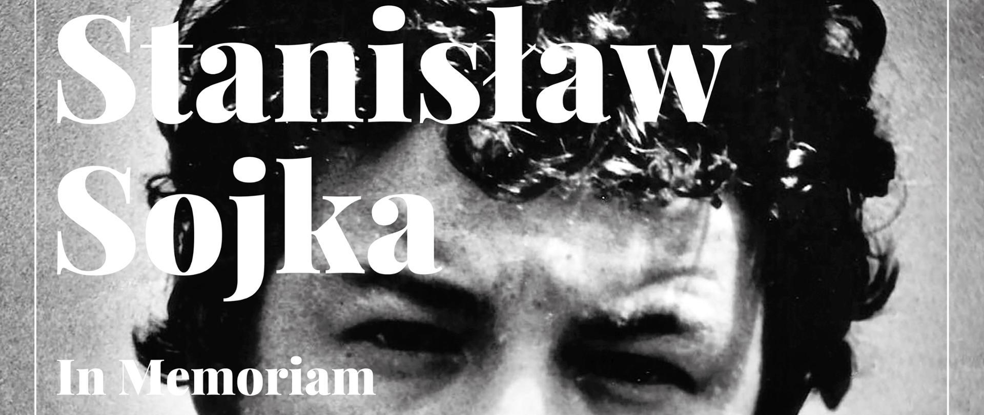 Czarno-biały plakat koncertu upamiętniającego Stanisława Sojkę, zatytułowanego „Stanisław Sojka – In Memoriam”. Na środku znajduje się duże zdjęcie młodego mężczyzny o kręconych włosach i skupionym spojrzeniu.
W górnej części widnieje informacja: „Zespół Państwowych Szkół Muzycznych im. W. Kilara w Katowicach, 30 października 2025 r., godz. 12.00”.
Koncert odbędzie się w sali koncertowej szkoły przy ul. Ułańskiej 7b w Katowicach.
Na dole wymieniono wykonawców, m.in. Kamila Barańskiego-Grabara, Danutę Bogus-Sendecką, Mateusza Borgiela, Jana Gałacha, Piotra Schmidta, Katarzynę Wantulę, zespoły Piazzolla Quinteto, Szymanowski Brass Ensemble oraz Młodzieżową Orkiestrę im. Karola Szymanowskiego w Katowicach pod batutą Wojciecha Wantuloka.
Na dole plakatu znajduje się logo szkoły i jej dane kontaktowe