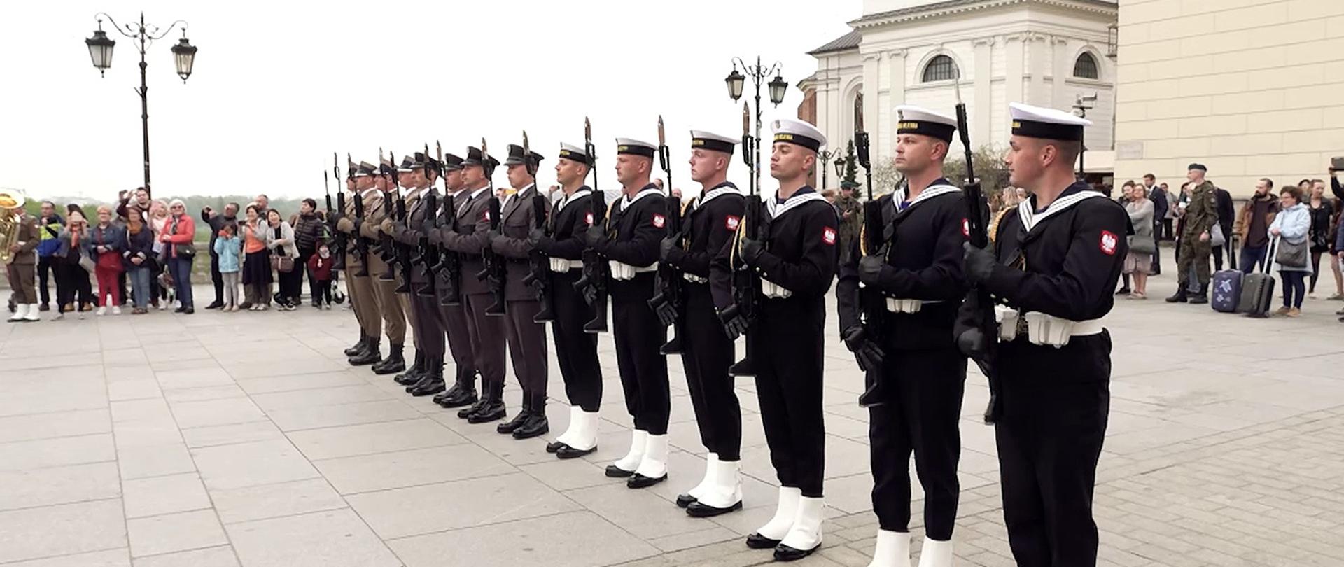 Wojskowy flash mob zaprasza na defiladę 