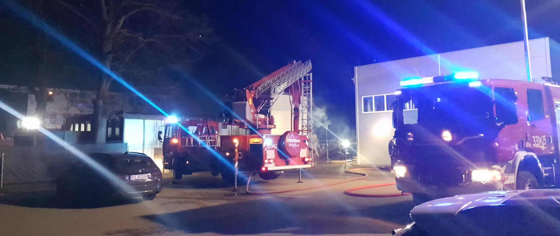 Pożar warsztatu samochodowego na ul. Różanej w Koszalinie. Samochody bojowe przy pożarze.