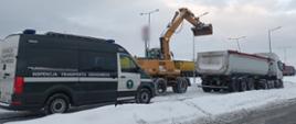 Od lewej: oznakowany furgon podlaskiej Inspekcji Transportu Drogowego, koparka i ciągnik siodłowy z naczepą-wywrotką.