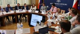 I posiedzenie Zespołu Doradczego ds. Rolnictwa przy Wojewodzie Opolskim. Zdjęcie wykonano w trakcie obrad przy okrągłym stole w Sali Złotej Opolskiego Urzędu Wojewódzkiego. 