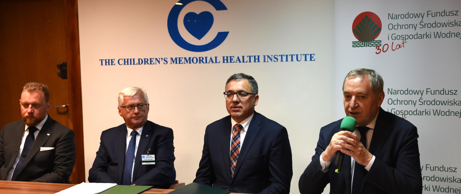 (od prawej) minister środowiska Henryk Kowalczyk, p.o. prezesa Narodowego Funduszu Ochrony Środowiska i Gospodarki Wodnej Marek Ryszka, dyrektor Instytutu "Pomnik - Centrum Zdrowia Dziecka" Marek Migdał i minister zdrowia Łukasz Szumowski