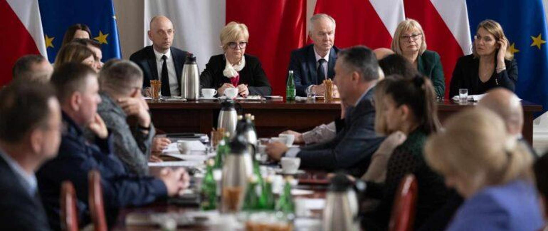 Wojewoda podkarpacki Teresa Kubas-Hul podczas narady w sali kolumnowej