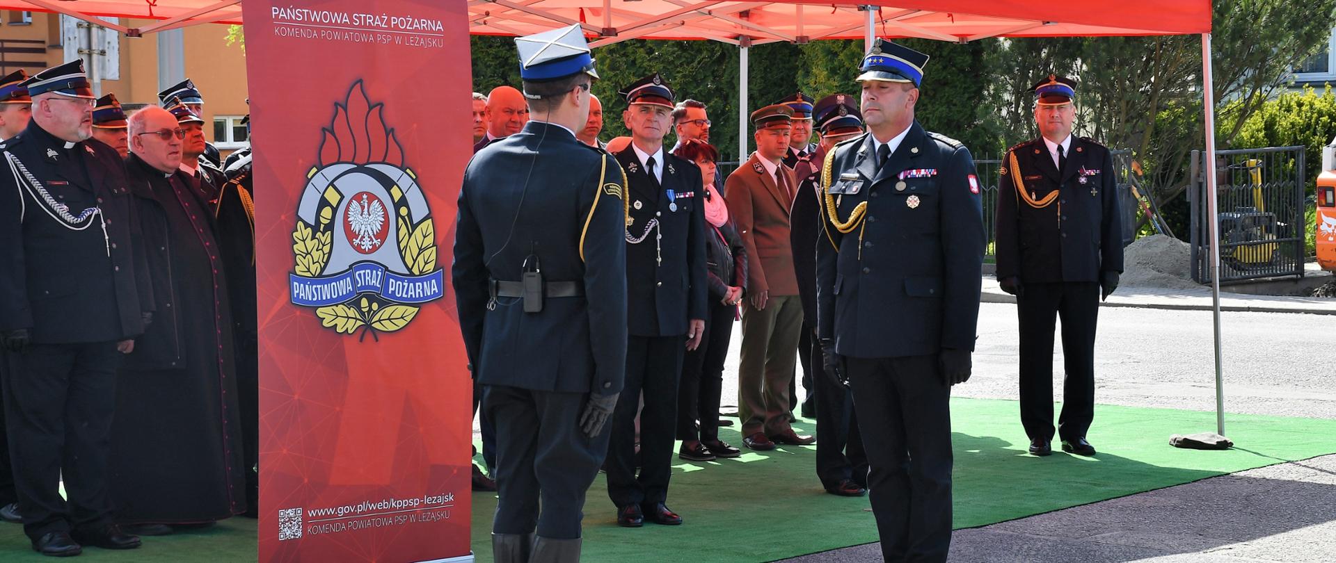 Na zdjęciu widzimy Zastępcę Komendanta Wojewódzkiego PSP odbierającego meldunek od dowódcy uroczystości.