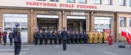 Zdjęcie przedstawia funkcjonariuszy KP PSP Lesko oraz zaproszonych gości podczas Powiatowych Obchodów Dnia Strażaka w Lesku.