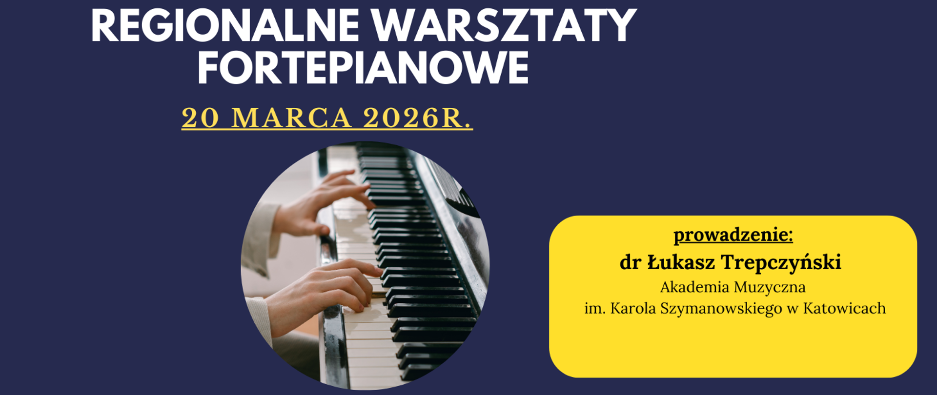 Baner na granatowym tle. Białe litery informujące o warsztatach fortepianowych. w prawym dolnym rogu na żółtym tle czarne litery informujące o prowadzącym warsztaty.