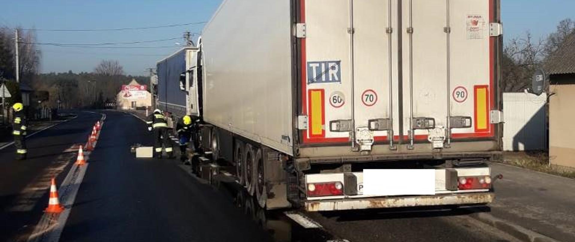 Droga krajowa numer 78 w miejscowości Damiany, dwa samochody ciężarowe uczestniczące w kolizji stoją w zatoczce autobusowej, ruch odbywa się wahadłowo, regulowany przez strażaków, jeden pas jezdni zanieczyszczony olejem napędowym wyciekającym z uszkodzonego w wyniku kolizji zbiornika paliwa