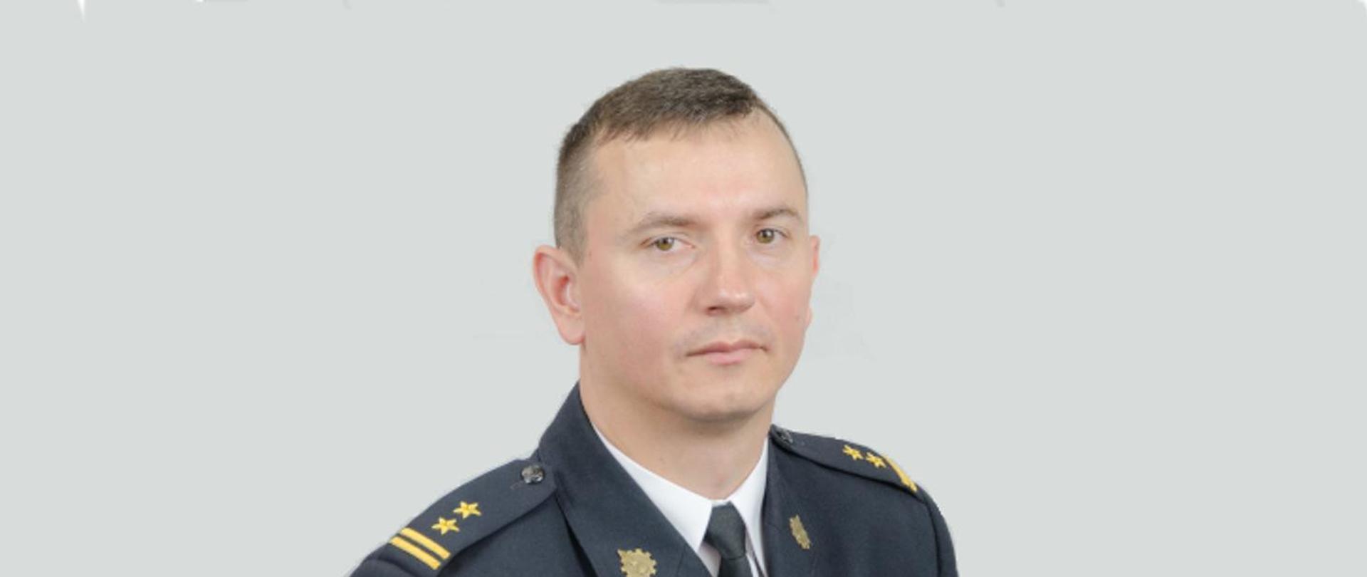 Na zdjęciu komendant powiatowy Państwowej Straży Pożarnej w Ciechanowie w umundurowaniu galowym.