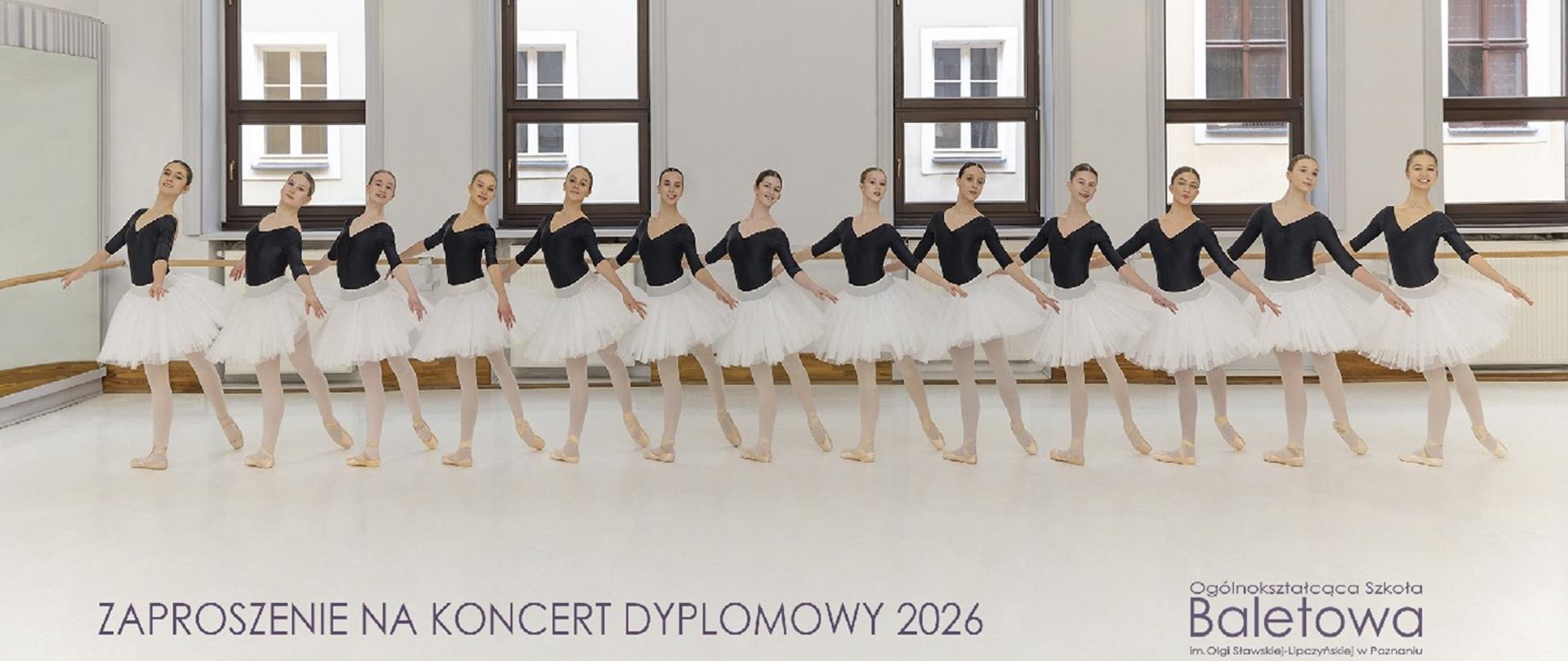 Grupa tancerek w auli szkolnej