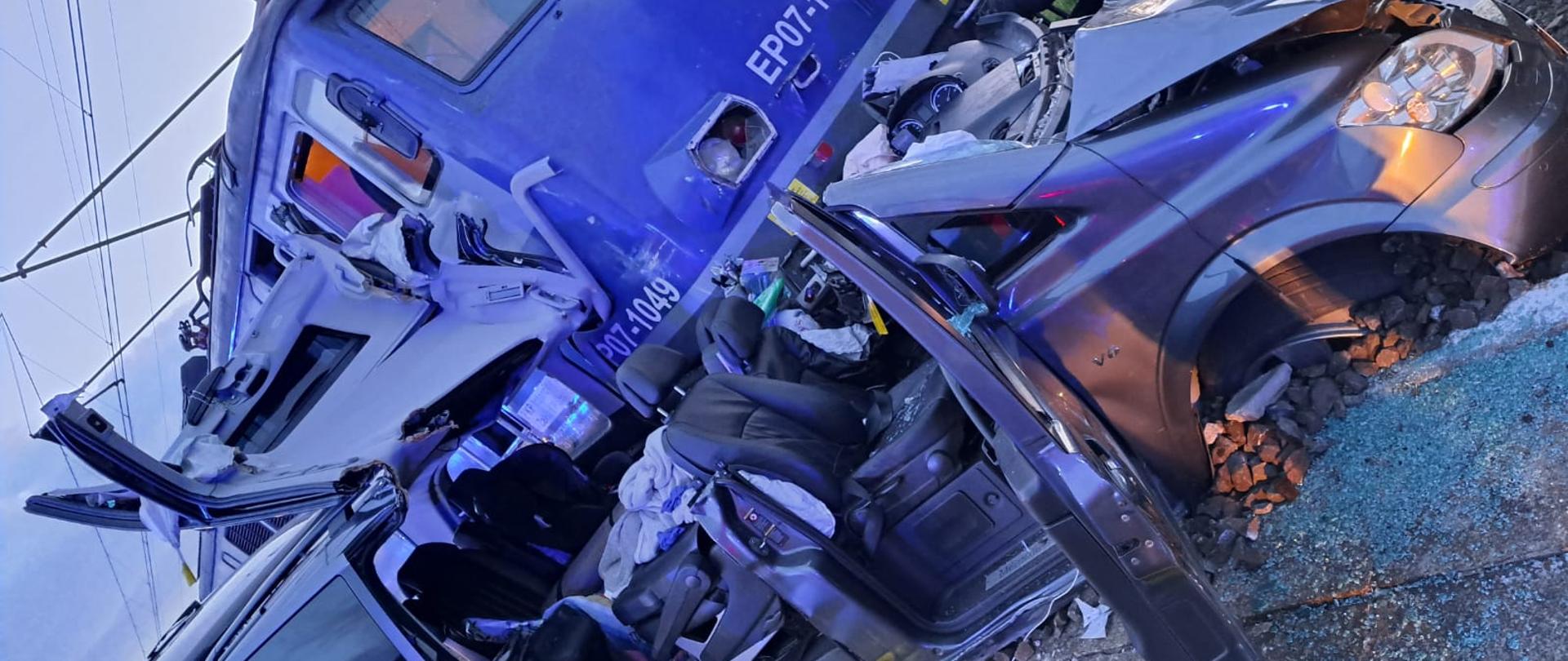 Wypadek samochodu osobowego z pociągiem w Borkowicach