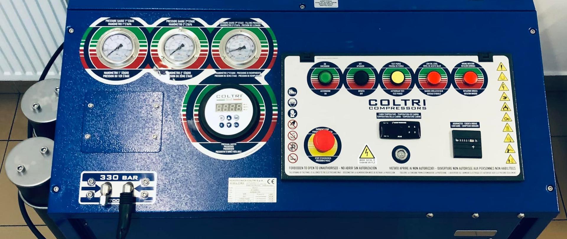 Zdjęcie przedstawia nową sprężarkę do ładowania butli powietrznych zakupioną przez KP PSP Grójec marki Coltri