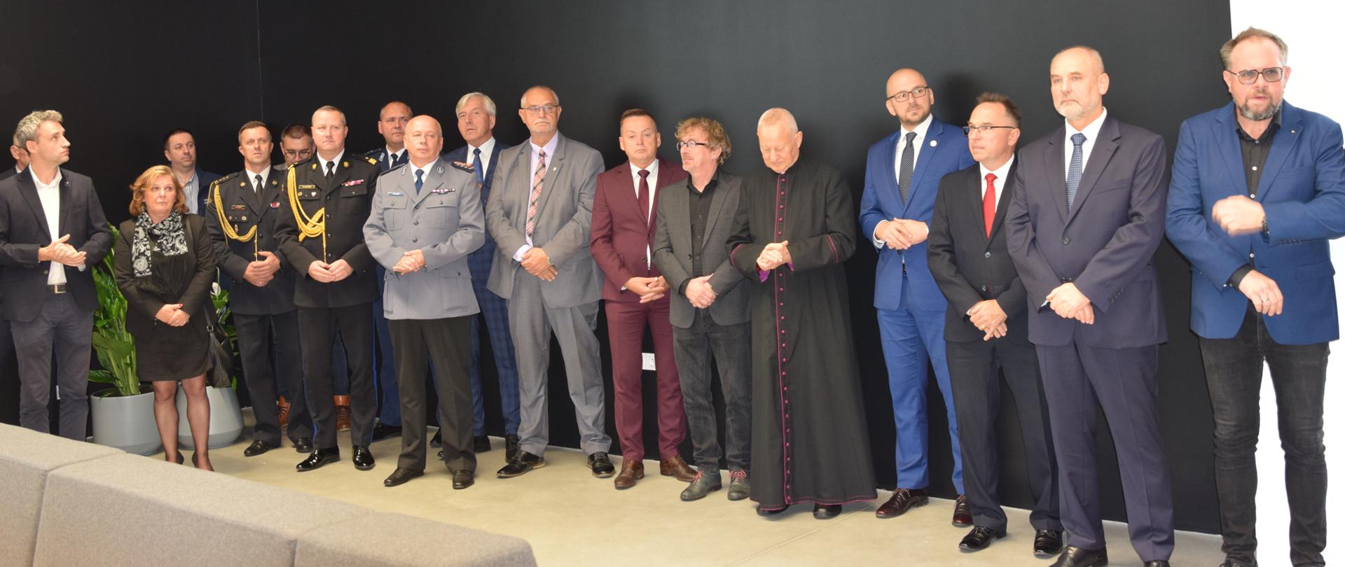 Zdjęcie przedstawia zaproszonych gości podczas otwarcia Biura Obsługi Ruchu Turystycznego Kłodawskiej Podziemnej Trasy Turystycznej