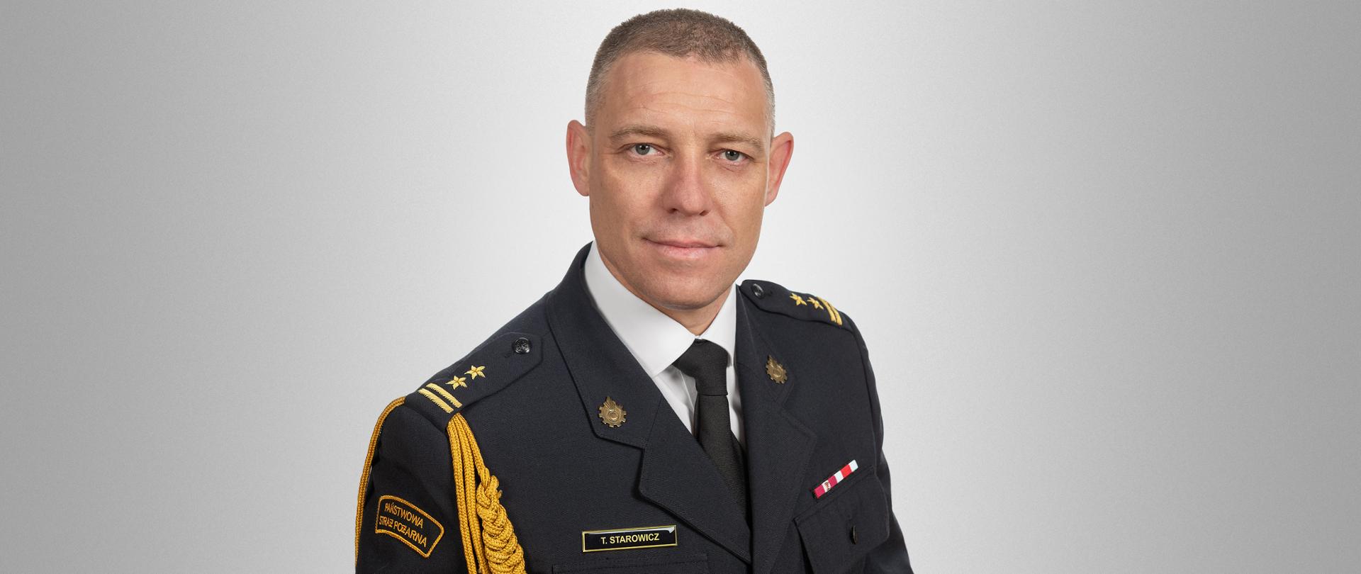 Zdjęcie portretowe zastępcy komendanta bryg. Tomasza Starowicza na jasnym tle w mundurze galowym.
