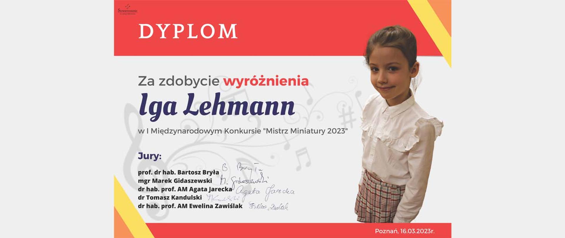 Zdjęcie przedstawia dyplom za zdobycie wyróżnienia dla Igi Lehmann w I Międzynarodowym Konkursie "Mistrz Miniatury 2023". Na zdjęciu oprócz napisu dyplom i powyższej treści, po lewo w dolnej części skład i podpisy jury konkursu a po prawej zdjęcie laureatki.