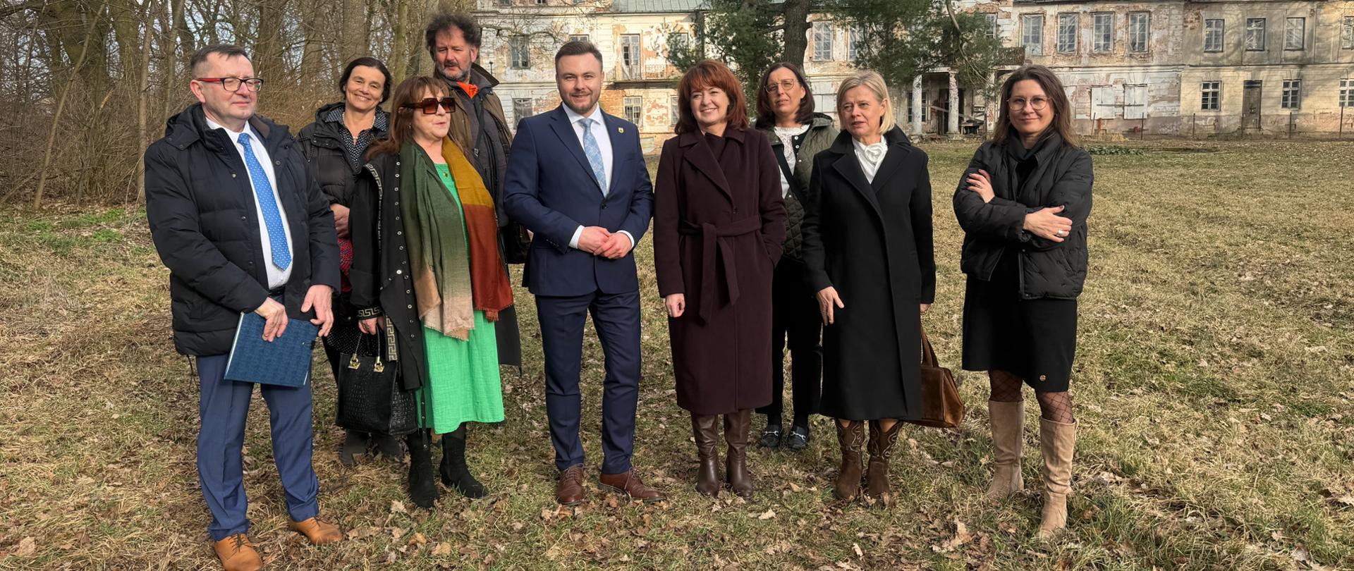 Na zdjęciach widać kobiety i mężczyzn