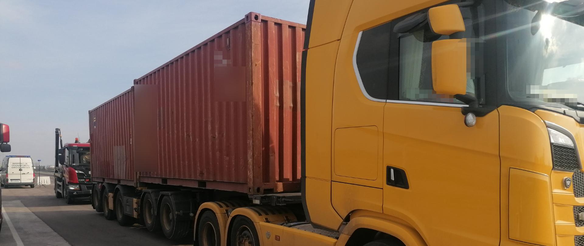 Ciągnik siodłowy z dwiema naczepami