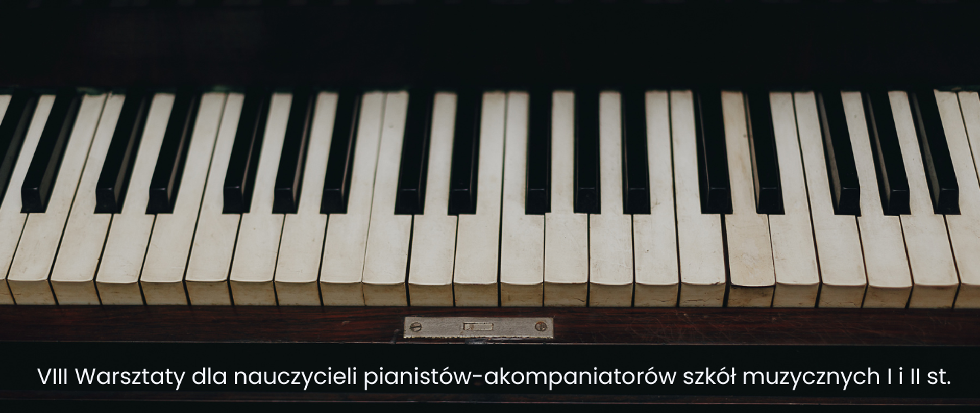 zdjęcie przedstawia klawiaturę oraz napis: VIII Warsztaty dla nauczycieli pianistów-akompaniatorów szkół muzycznych I i II st.