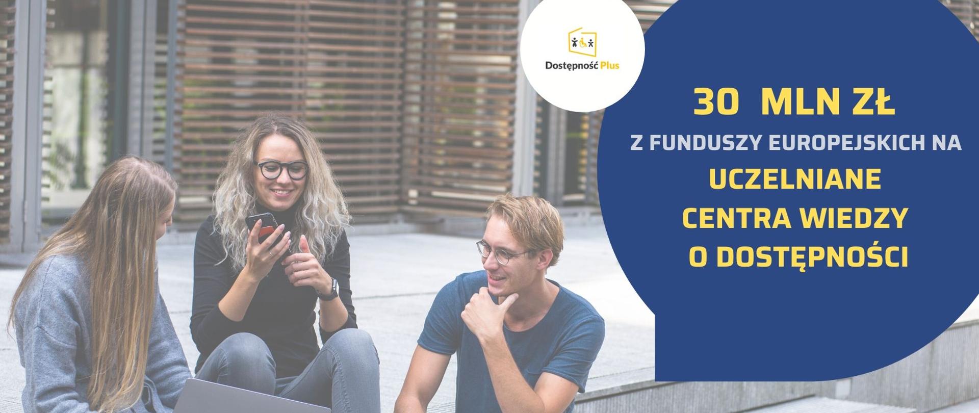 w tle zdjęcia trzech osób. dwie kobiety i mężczyzna siedzący na schodach przed budynkiem jakiejś instytucji. po prawj stronie zdjecia nałożone dwie kuje w białej wpisane jest logo "Dostępność Plus" w granatowej kuli napis: 30 mln zł z funduszy europejskich na uczelniane centra wiedzy o dostępności
Pasek 4 logotypów: Fundusze Europejskie wiedza edukacja rozwój z białą, żółtą i czerwoną gwiazdką na niebieskim tle; Rzeczpospolita Polska z biało-czerwoną flagą; Narodowe Centrum Badań i Rozwoju z czerwonym napisem i odwróconymi tyłem do siebie szarymi literami BR; Unia Europejska - Europejski Fundusz Rozwoju Regionalnego z okręgiem żółtych gwiazdek wpisanym w niebieskie prostokątne tło flagi.