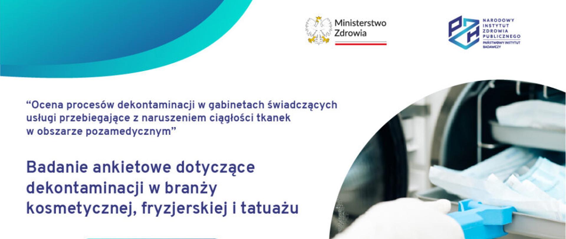 pracownik w rękawiczkach wyciągający sprzęt z urządzenia sterylizującego. 