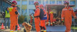 Zdjęcia przedstawiają strażaków wykonujących czynności ratownicze podczas ćwiczeń w dniu
27 października 2021 r na terenie zakładu Grupa Azoty S.A. w Tarnowie.
