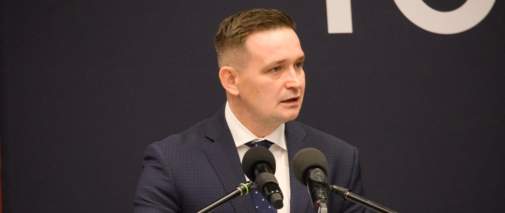 Wiceminister Jaros przemawia zza mównicy