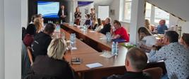 1. Zdjęcie poziome przestawiające przedsiębiorców, rolników, pracowników z Oddziałów Wojewódzkiego Inspektoratu Ochrony Roślin i Nasiennictwa w Kielcach uczestniczących w szkoleniu dotyczącym etykietowania materiału siewnego. Zastępca Wojewódzkiego Inspektora Pan Marcin Chłodnicki wita wszystkich i rozpoczyna szkolenie. 
