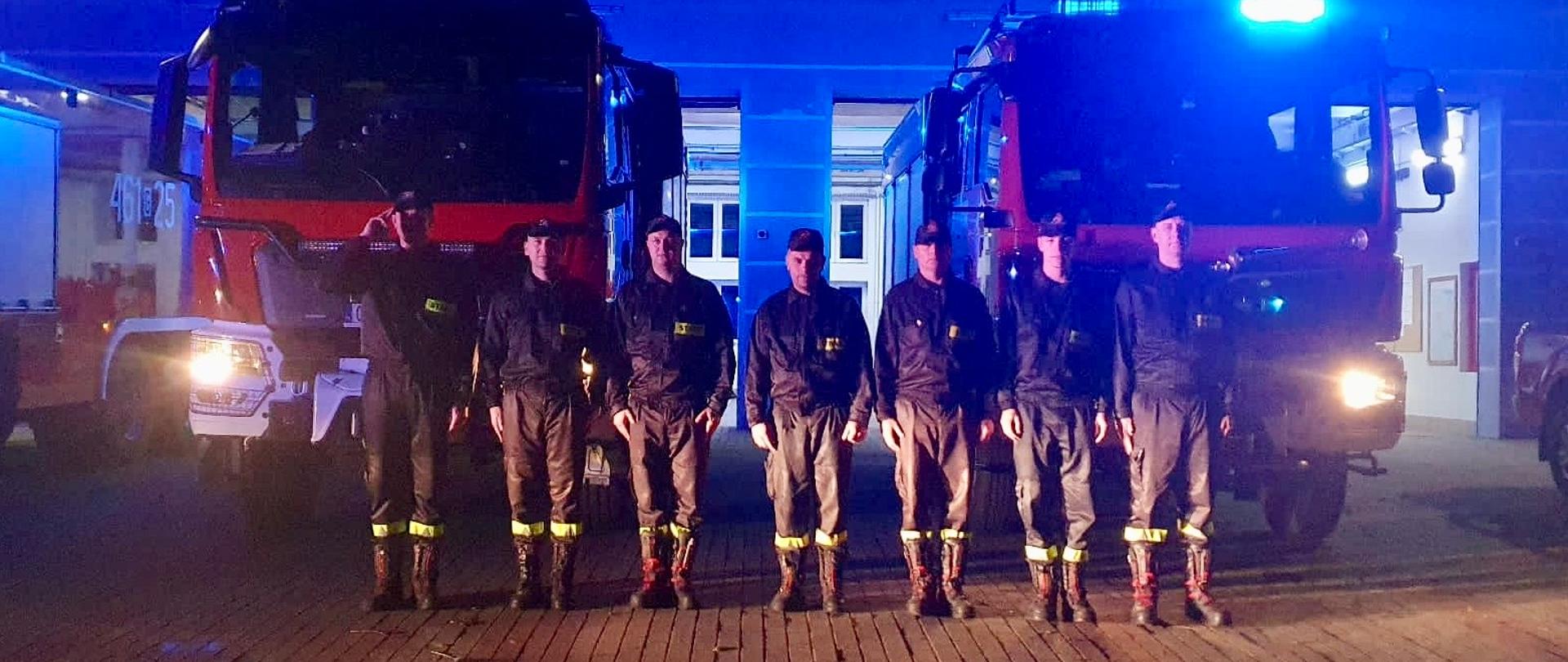 Strażacy z Komendy Powiatowej PSP w Kwidzynie oddają hołd śp. sekc. Bartoszowi Błyskalowi