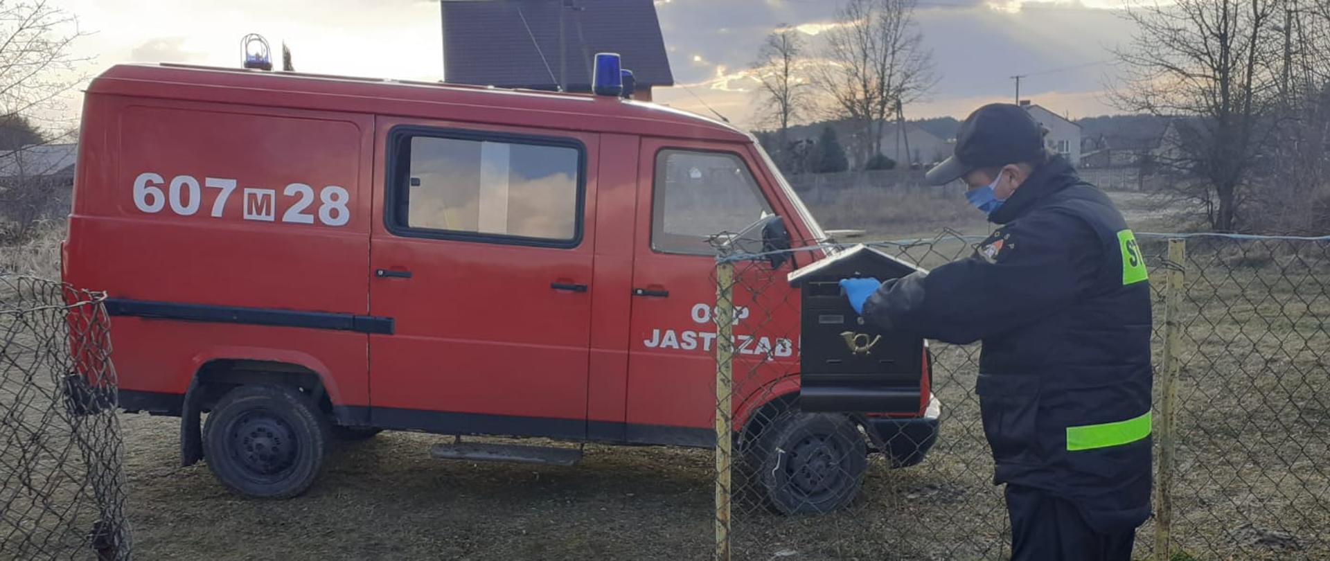 OSP Jastrząb podczas dystrybucji ulotek