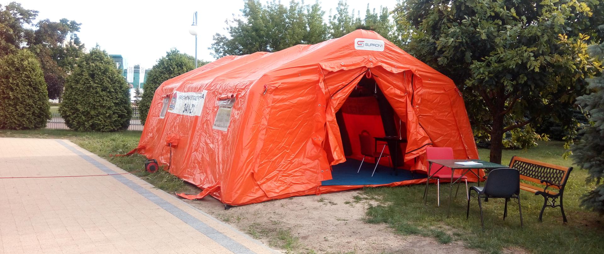 Namioty straży pożarnej ustawione przy Kościołach, namiot pneumatyczny.