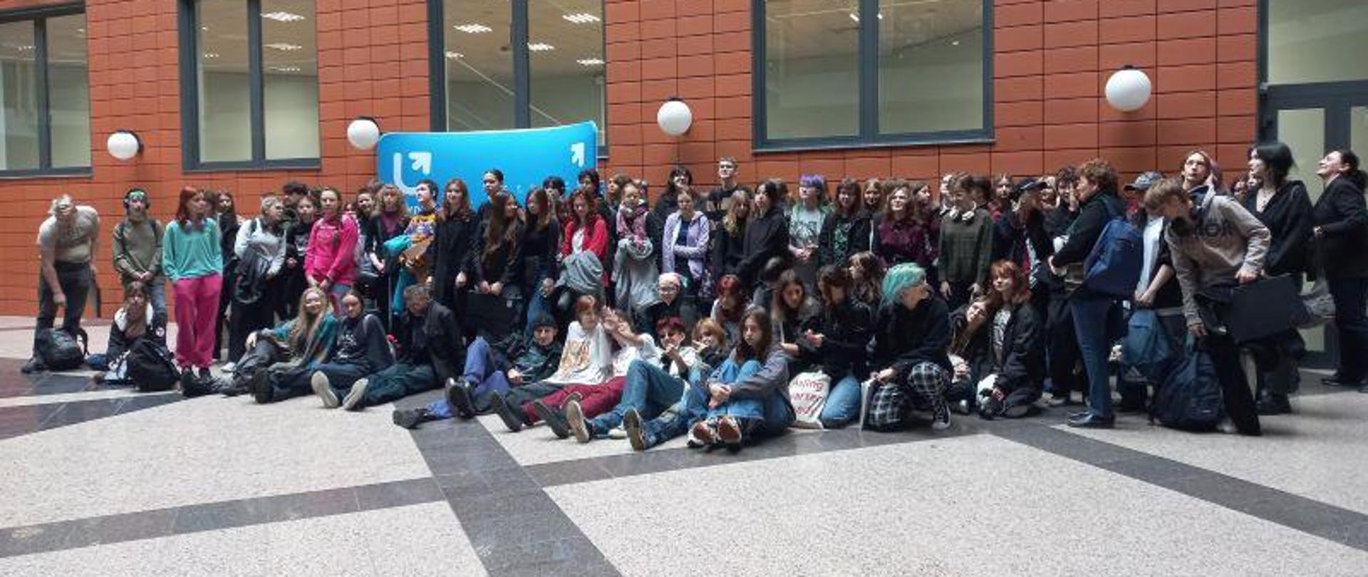 Zdjęcie zbiorowe uczestników pleneru.