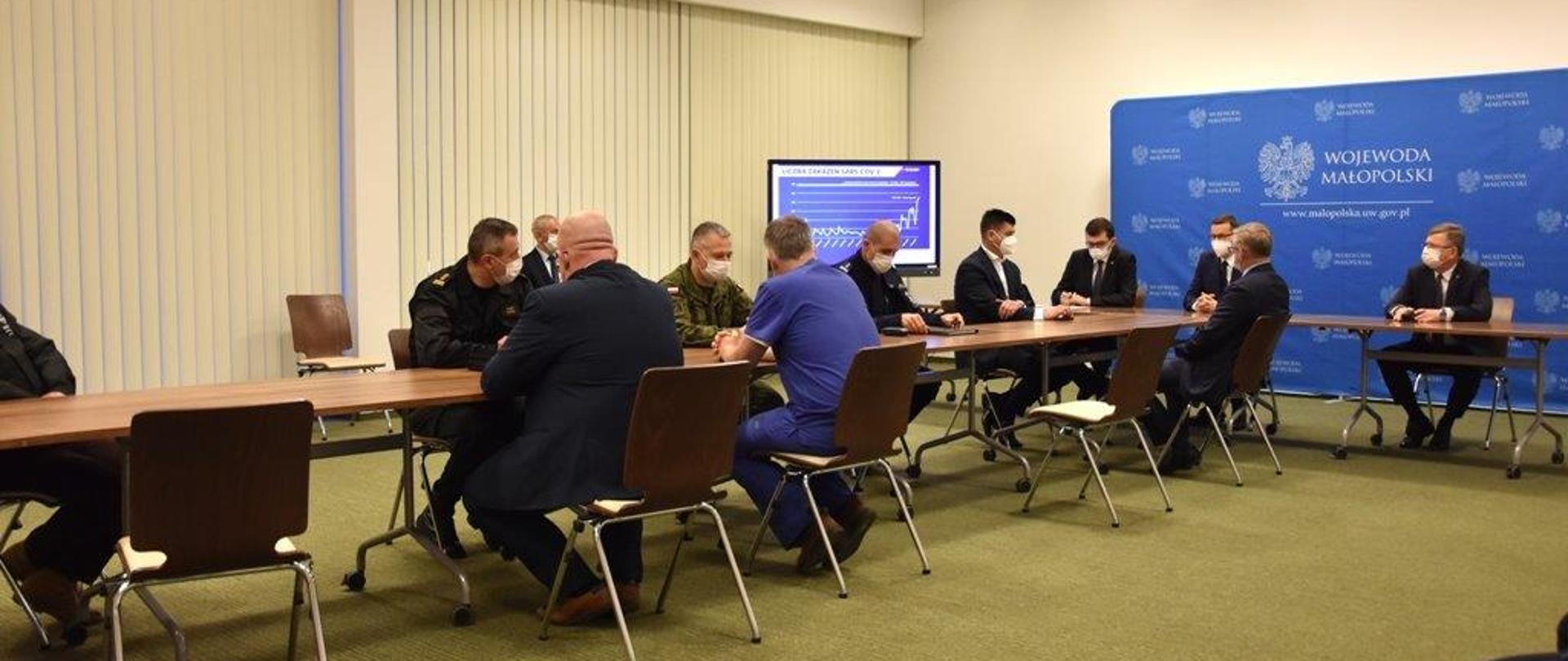 Konferencja w hali expo z udziałem premiera i wojewody.