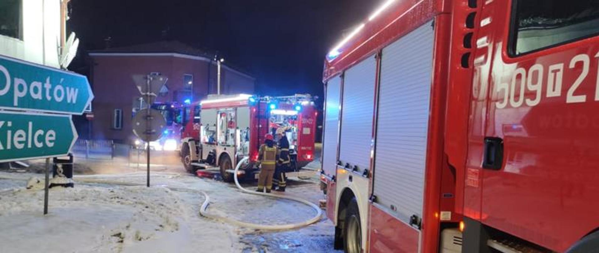 Działania ratowniczo gaśnicze przy pożarze mieszkania w Staszowie 