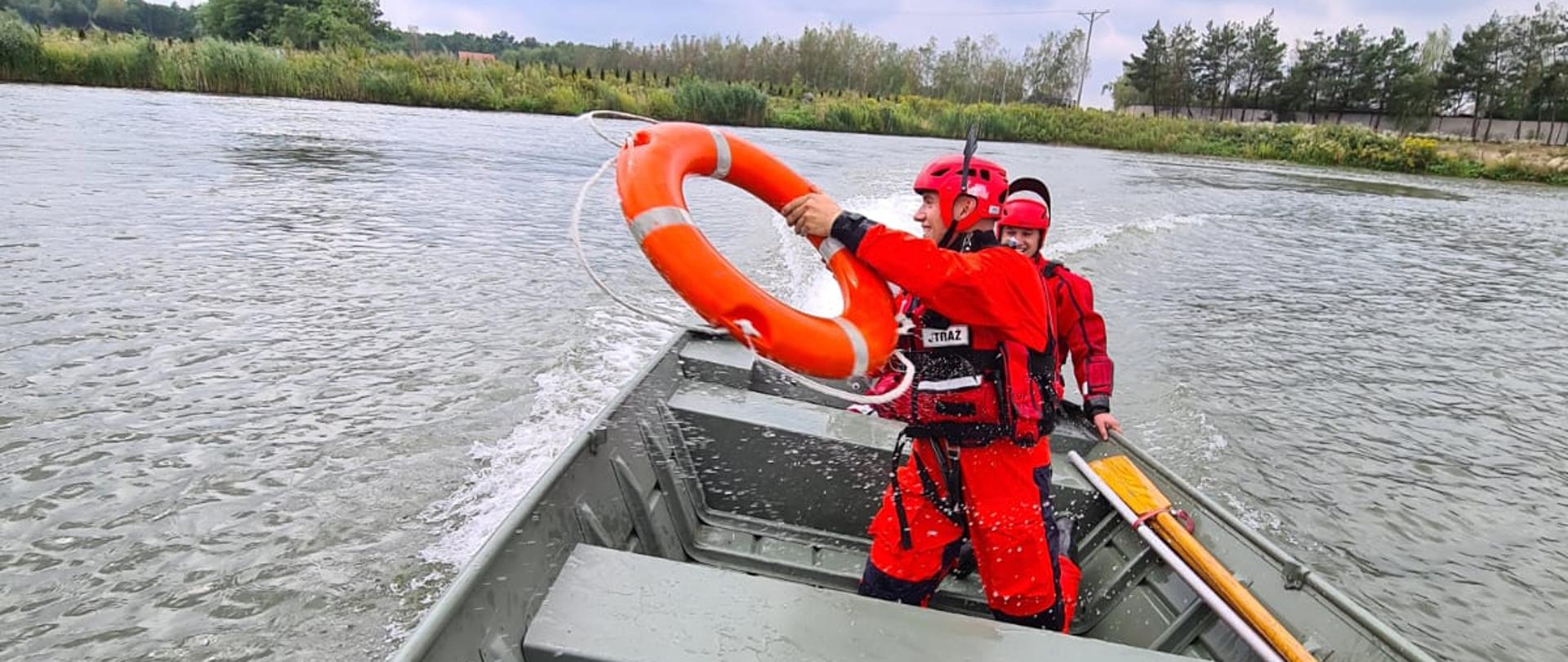 Strażacy PSP podczas ćwiczeń z Ratownictwa Wodnego na sztucznym zbiorniku w Wójcinie.