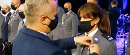 wojewoda Mikołaj Bogdanowicz, wręcza medal funkcjonariuszowi policji