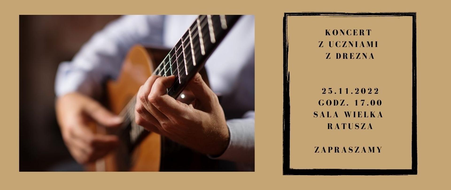 Brązowa plansza, po lewej stronie zdjęcia rąk mężczyzny trzymającego gitarę, po prawej stronie w czarnej ramce tekst "Koncert z uczniami z Drezna 25.11.2022 godz. 17.00 sala wielka ratusza zapraszamy" 