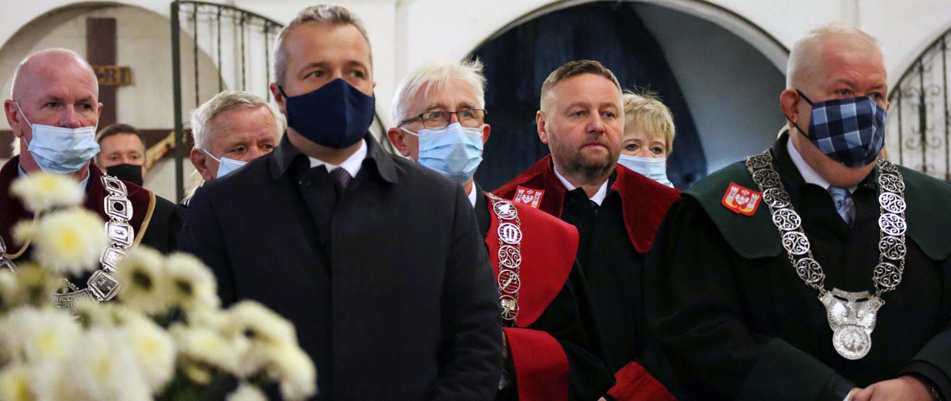 Jubileusz 10-lecia istnienia Rzemieślniczej Szkoły Branżowej I stopnia im. Kujawskich Rzemieślników w Inowrocławiu. Msza św. w kościele św. Mikołaja - na pierwszym planie stoją: Wojewoda Mikołaj Bogdanowicz i Piotr Jóźwiak. 