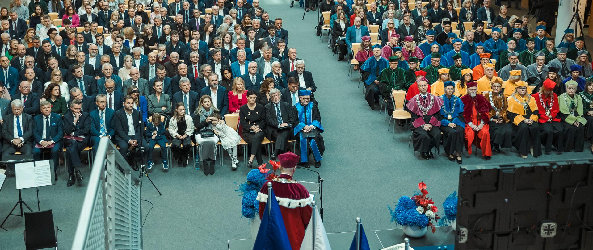 Tłum gości siedzi na krzesłach podczas inauguracji roku akademickiego na Uniwersytecie Gdańskim