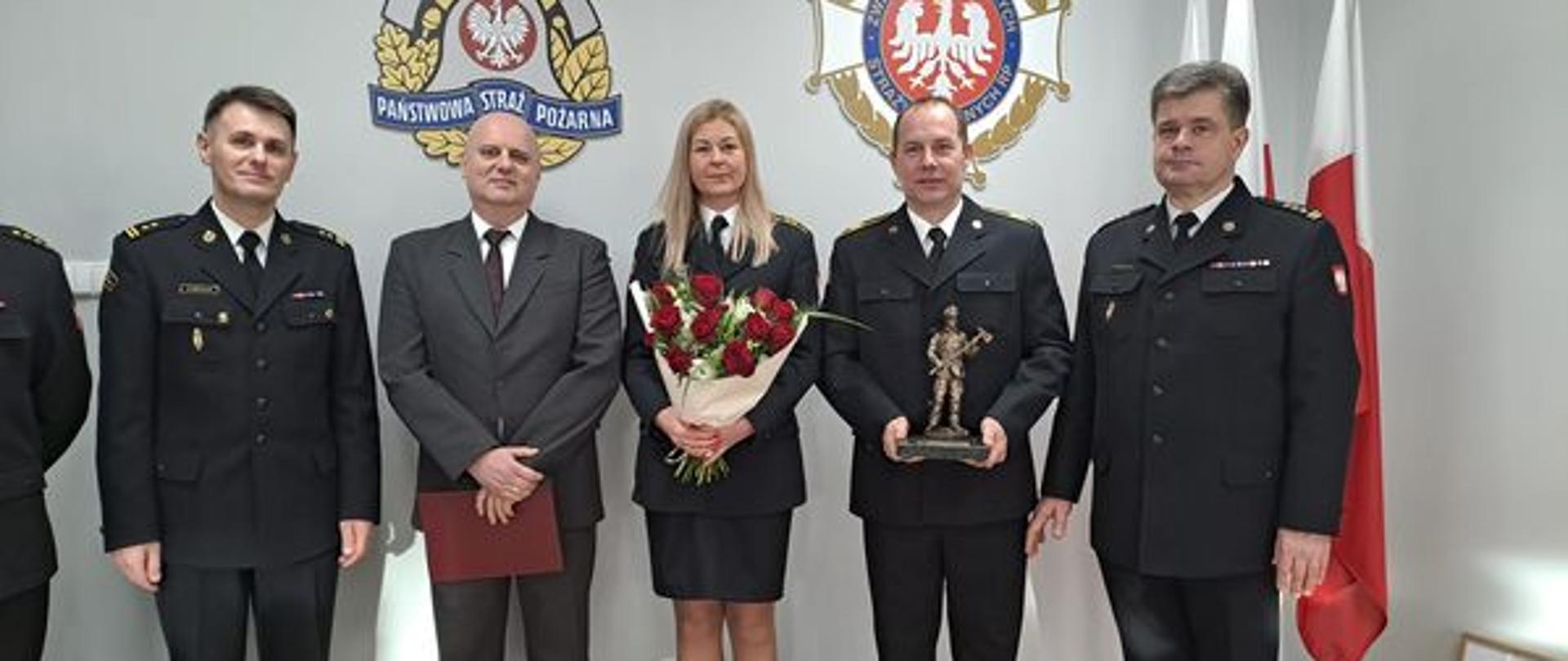 Uroczysta zbiórka z okazji przejścia na zaopatrzenie emerytalne dwóch funkcjonariuszy