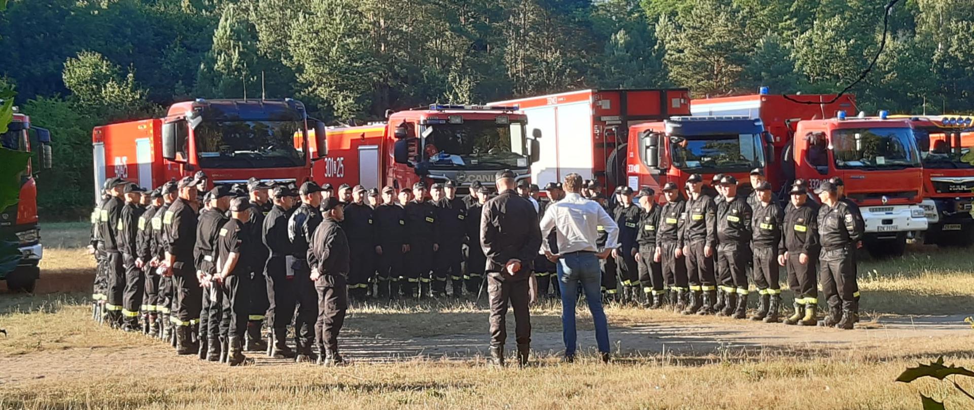 Zdjęcie przedstawia strażaków biorących udział w odprawie modułu GFFFV