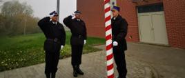 Widoczni na zdjęciu strażacy podczas uroczystej zmiany służby 
